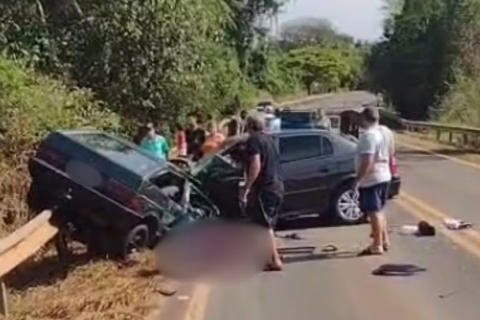 Homem e mulher morrem em batida frontal entre carros em Mendonça