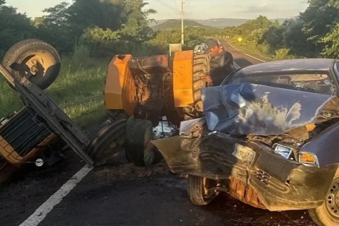 Colisão com carro deixa trator partido ao meio e quatro feridos na MS-080