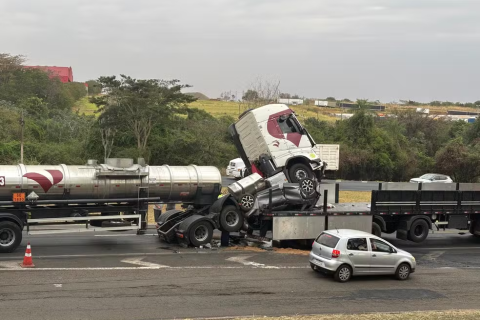 Carro é esmagado em acidente com três carretas em rodovia do interior de SP