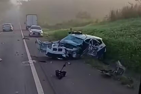 Acidente entre carro que transportava pacientes e carreta deixa mortos e feridos na SP-425