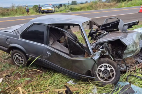 Homem morre e outros três ficam feridos em colisão frontal entre veículos na SP-543 em Fernandópolis