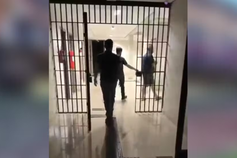 Discussão de trânsito termina com motociclista esfaqueado e suspeito preso no interior de SP