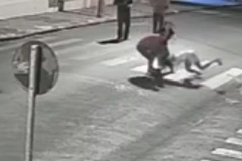 grávida é agredida com socos, chutes e puxões de cabelo por homem no meio da rua