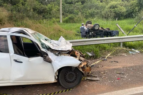 Motorista morre após atravessar canteiro de rodovia e bater carro contra picape no interior de SP