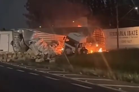 grave acidente mata homem e causa incêndio na Washington Luís no interior de SP