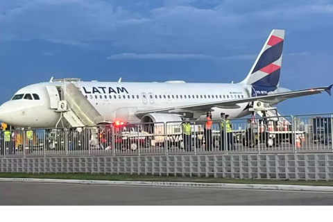 Passageiro cai de escada em desembarque de avião e morre em Rio Preto