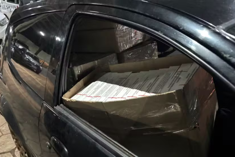 Trio é preso e 10 veículos carregados com mercadorias contrabandeadas são apreendidos