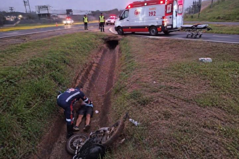 Milagre na rodovia Jaú - Bariri mantém motociclista vivo após quase 14 horas ferido em valeta