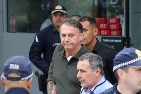Moraes pede explicações sobre escolta que levou Bolsonaro ao hospital