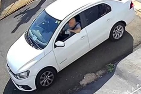 Aposentado que foi filmado jogando um saco plástico com veneno no quintal de uma casa do Jardim América