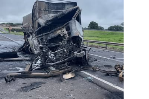 CAMINHÃO PEGA FOGO, APÓS COLISÃO NA RODOVIA EUCLIDES DA CUNHA