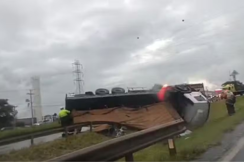 Tombamento de caminhão provoca congestionamento de 6 km em rodovia do interior de SP